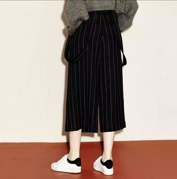 MO & Co NWT Pin Strip Capri w Shoulder Straps XS - Picture 2 of 8